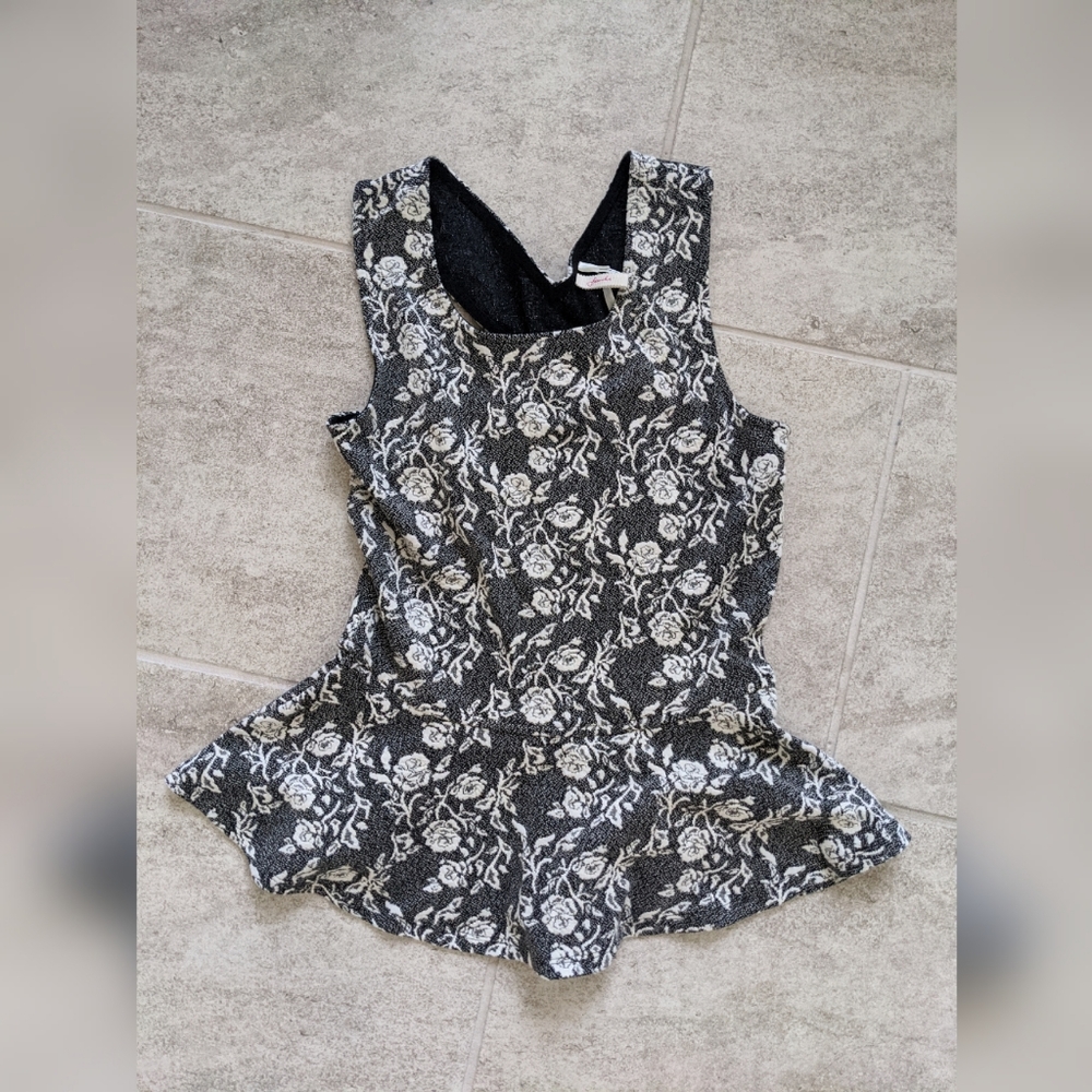 Grey & white flower peplum top